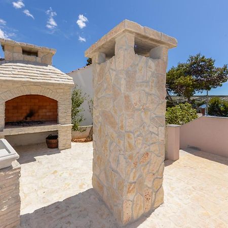 Apartments Amfora - Cozy And Modern Apartments For Up To 15 People, 100M From The Sea And Beach Stara Novalja Exterior photo