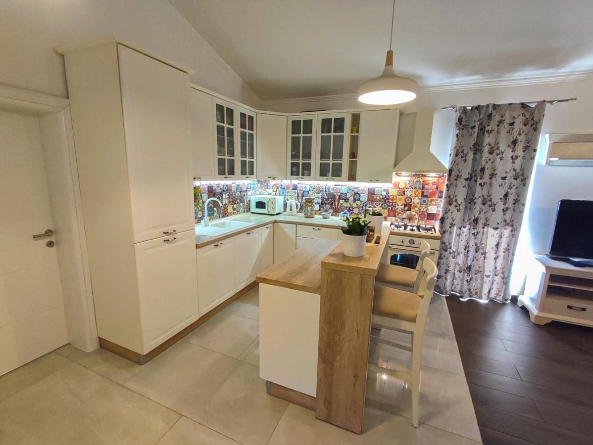 Apartments Amfora - Cozy And Modern Apartments For Up To 15 People, 100M From The Sea And Beach Stara Novalja Exterior photo