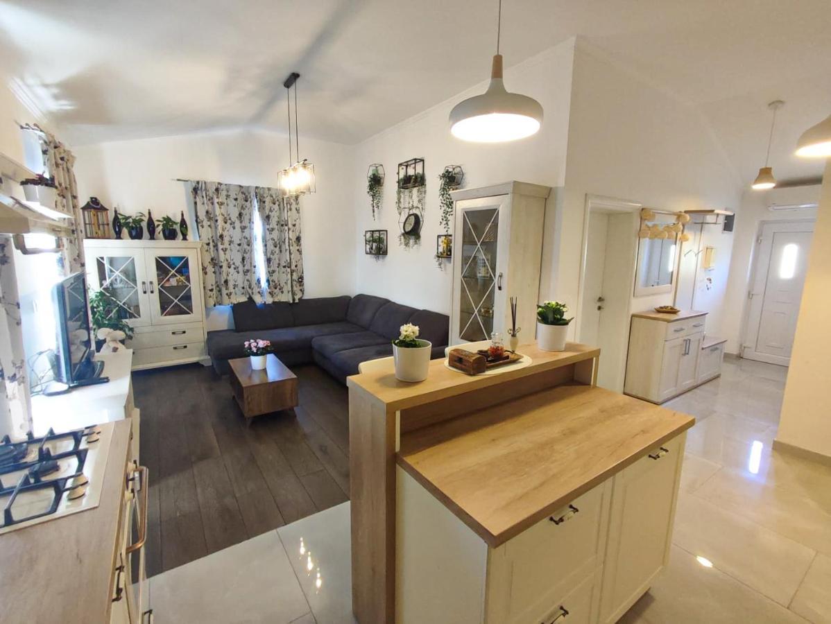 Apartments Amfora - Cozy And Modern Apartments For Up To 15 People, 100M From The Sea And Beach Stara Novalja Exterior photo