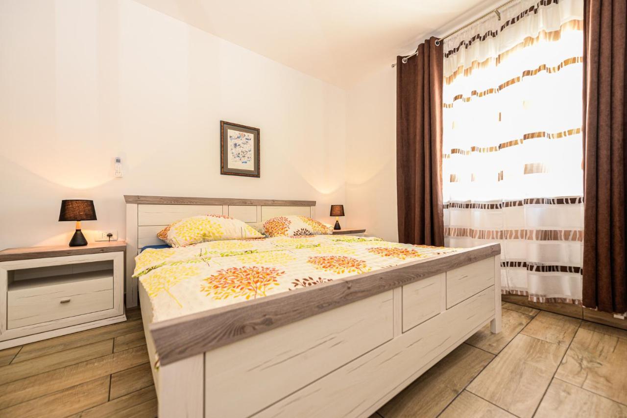 Apartments Amfora - Cozy And Modern Apartments For Up To 15 People, 100M From The Sea And Beach Stara Novalja Exterior photo