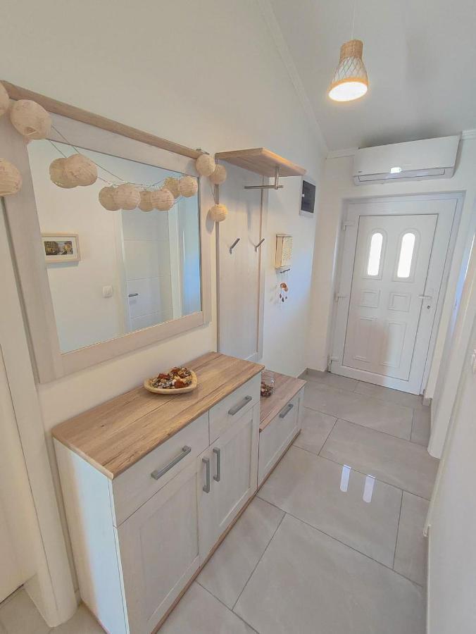 Apartments Amfora - Cozy And Modern Apartments For Up To 15 People, 100M From The Sea And Beach Stara Novalja Exterior photo