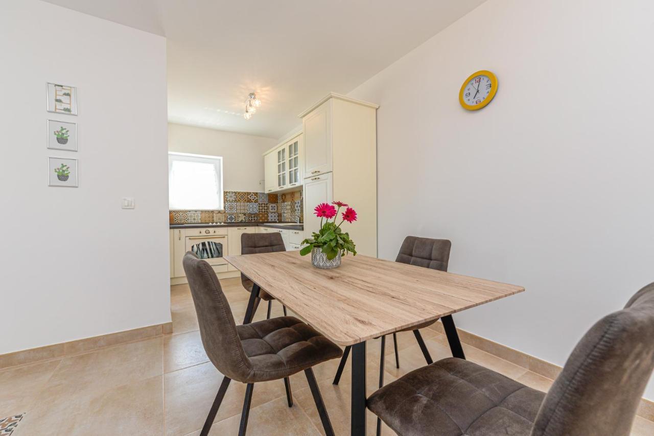 Apartments Amfora - Cozy And Modern Apartments For Up To 15 People, 100M From The Sea And Beach Stara Novalja Exterior photo